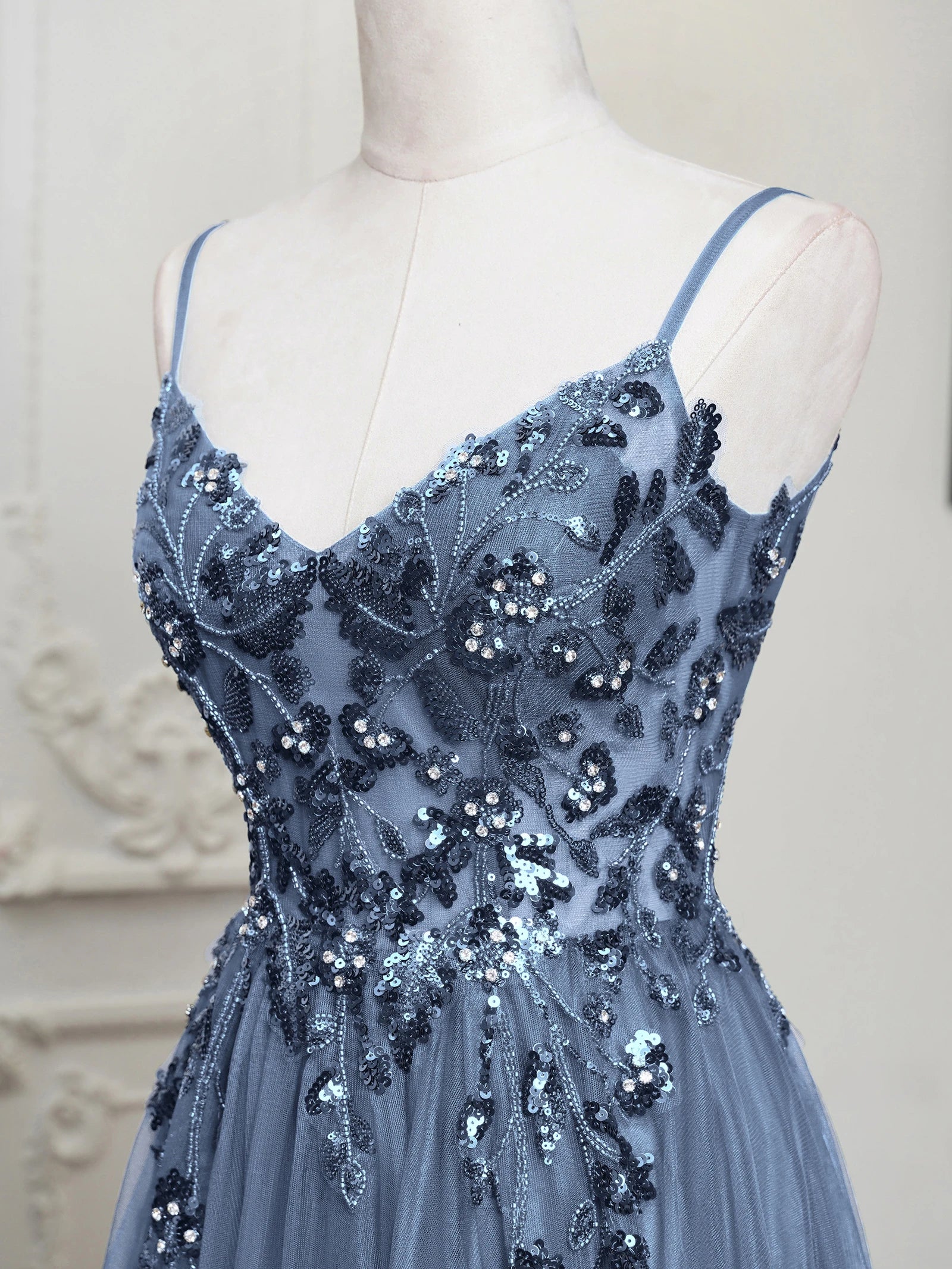 Sling Evening Dresses Sexy Spaghetti Straps V-Neck Illusion Sequins Appliques Prom Dress A-Line Train High Split Gowns